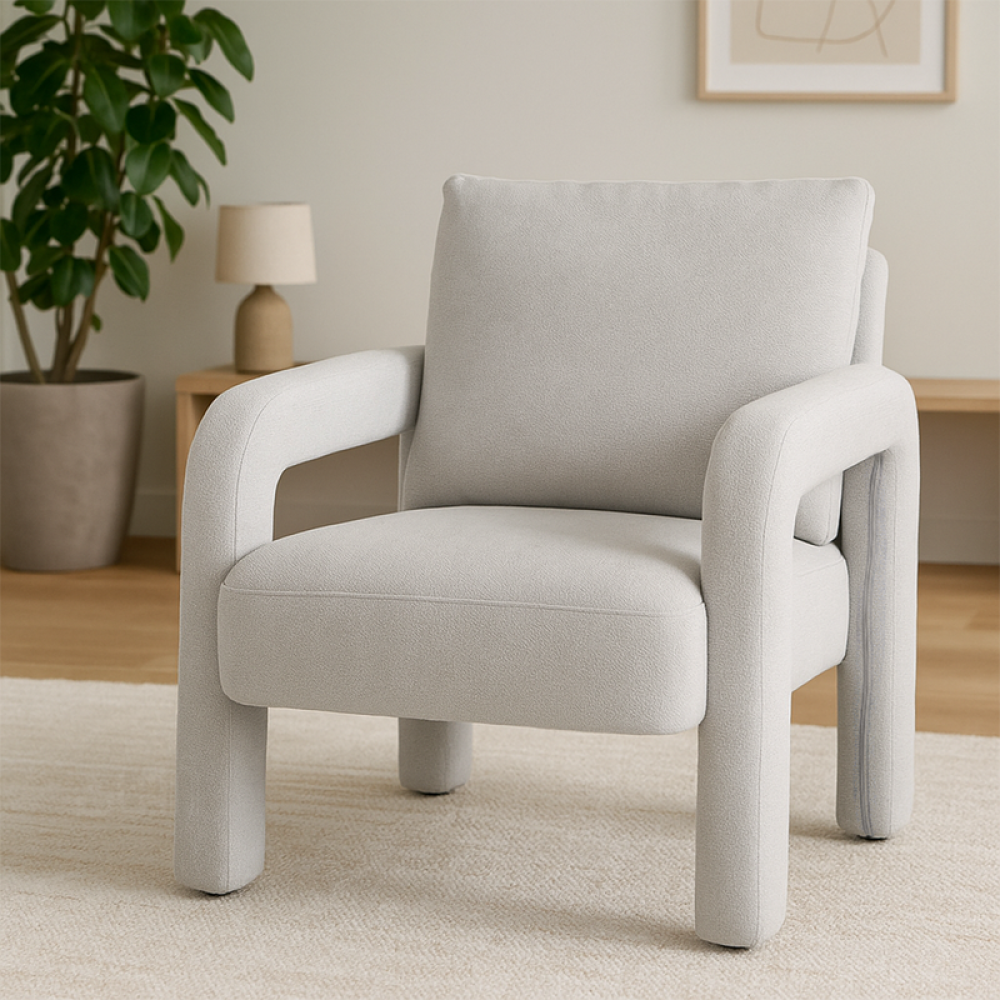 كرسي داخلي رمادي فاتح بتصميم مريح