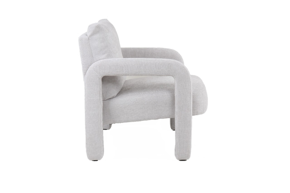 كرسي داخلي رمادي فاتح بتصميم مريح