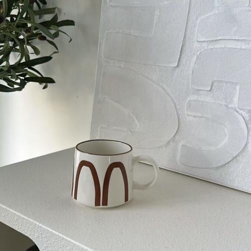 كوب بخطوط بني