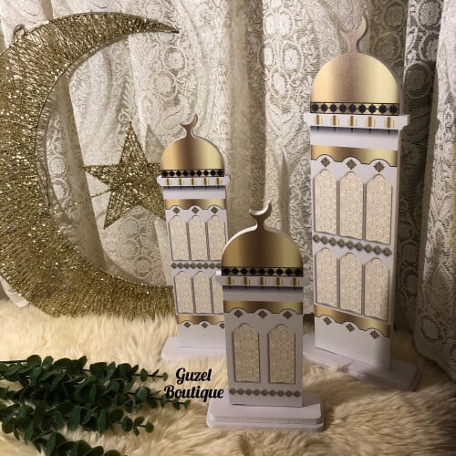 مئذنة أبيض بذهبي وسط