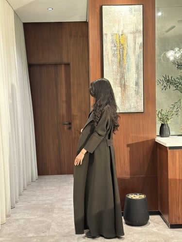 عباية كلوش كريب لمياء لون زيتي مع طرحة سادة