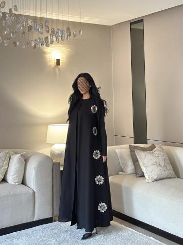 عباية كتان مزينة بتطريز ورد