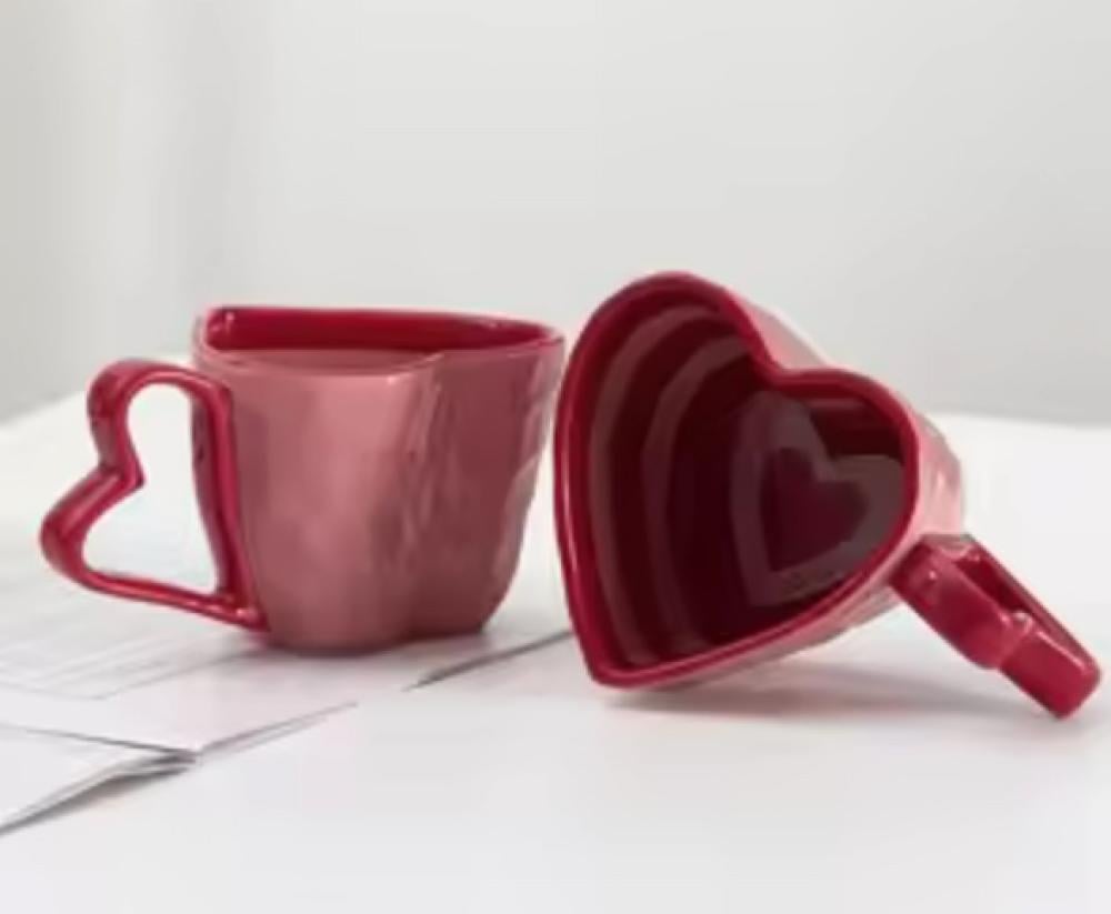 كوب قهوة سيراميك وردي أحمر بمقبض على شكل قلب