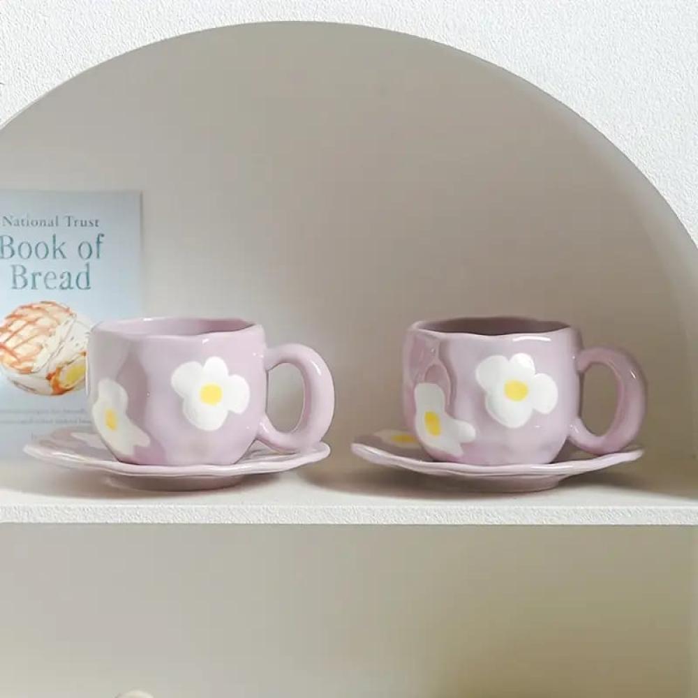 كوب قهوة مزخرف مع الصحن بتصميم مميز