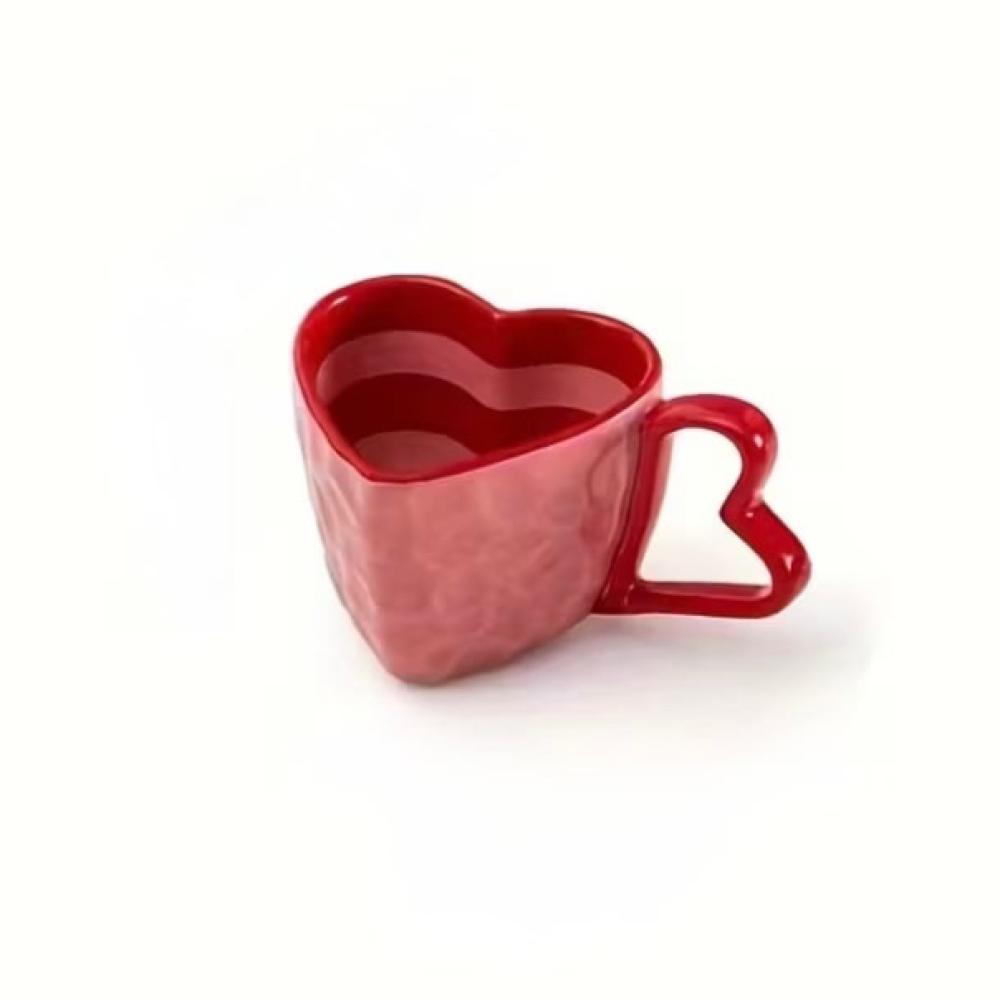كوب قهوة سيراميك وردي أحمر بمقبض على شكل قلب
