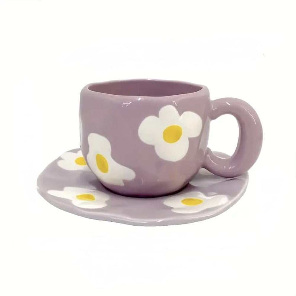 كوب قهوة مزخرف مع الصحن بتصميم مميز