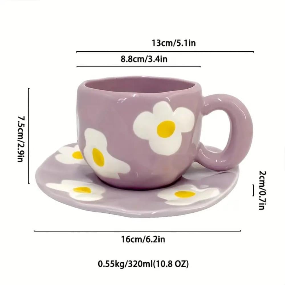 كوب قهوة مزخرف مع الصحن بتصميم مميز