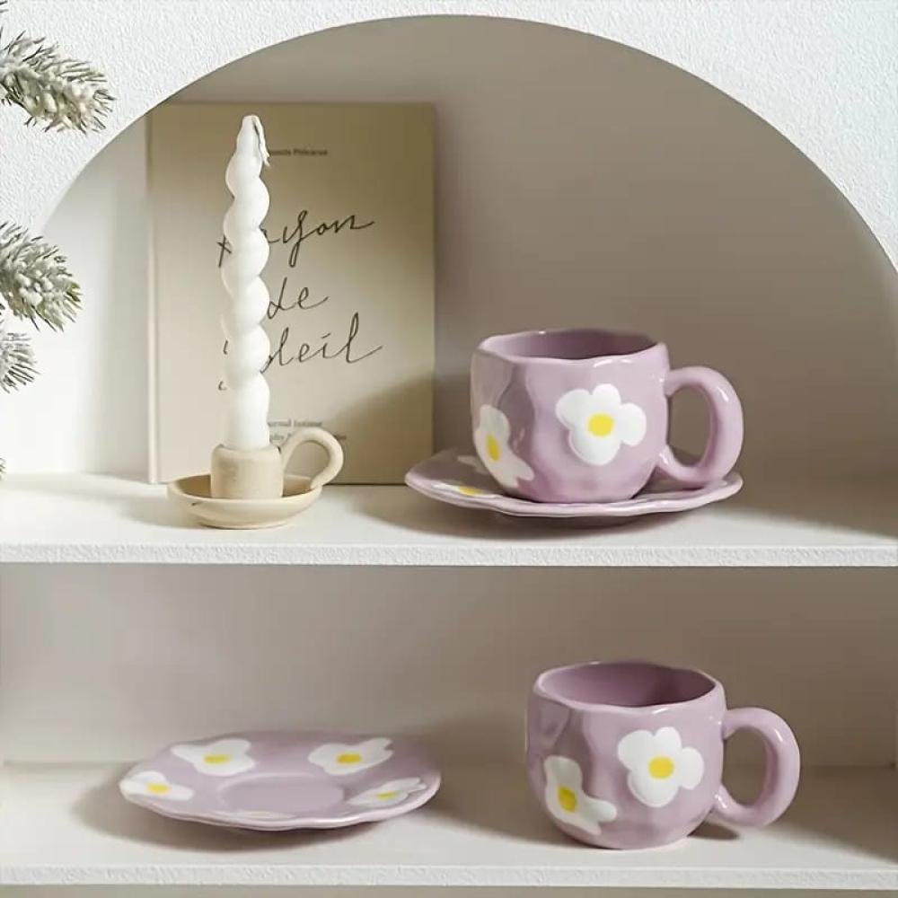 كوب قهوة مزخرف مع الصحن بتصميم مميز