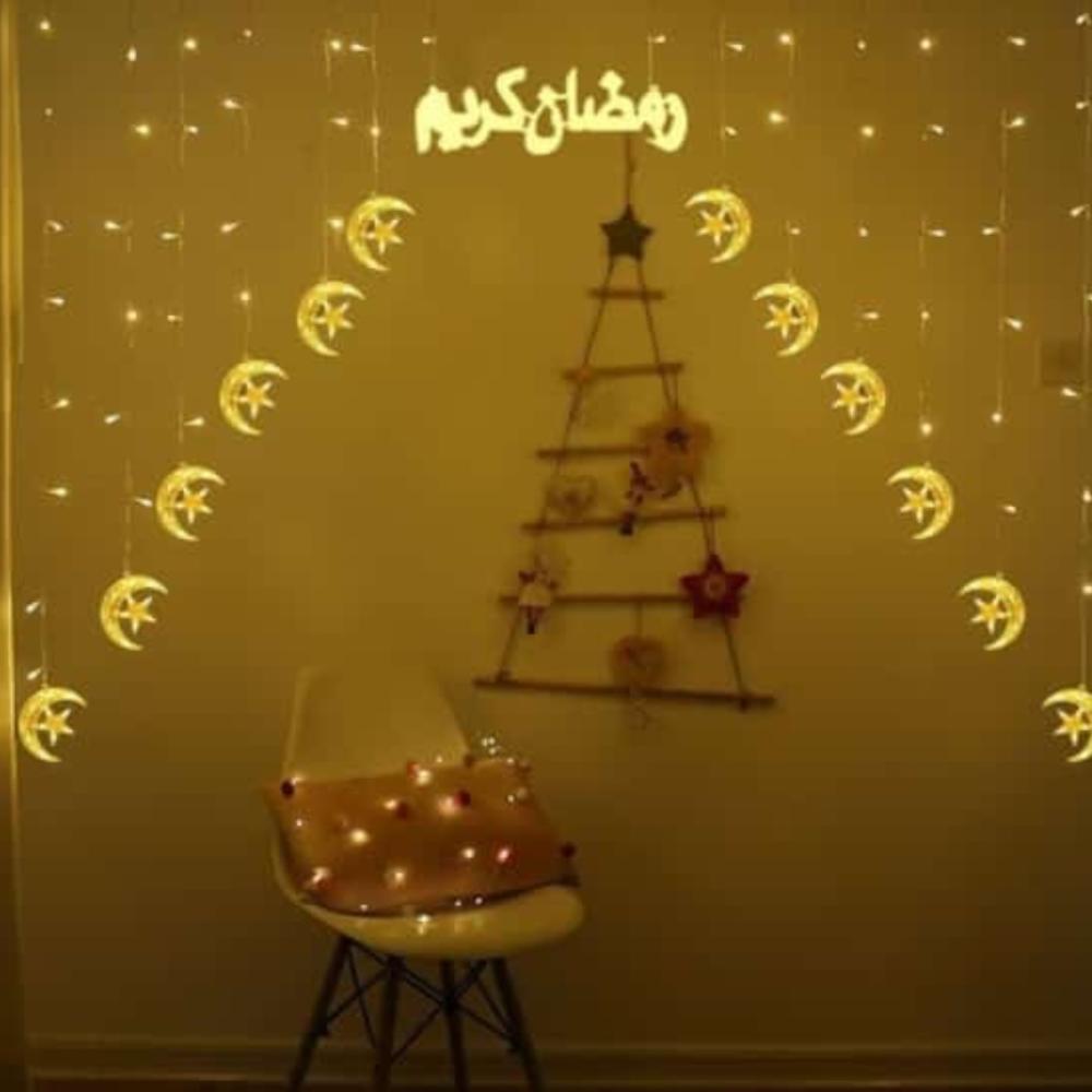 ستارة رمضان المضيئة المصممة بشكل هرمي مع عبارة رمضان كريم