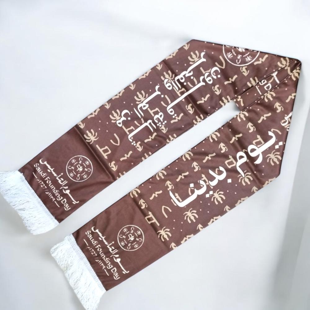 وشاحات ساتان باللون البني