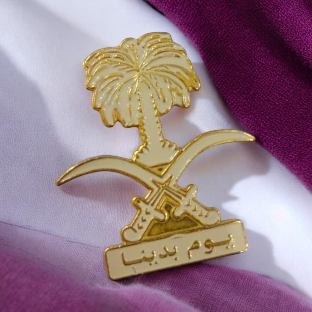 بروشات مغناطيسية باللون الابيض مع اطار ذهبي بشكل شعار السعودية