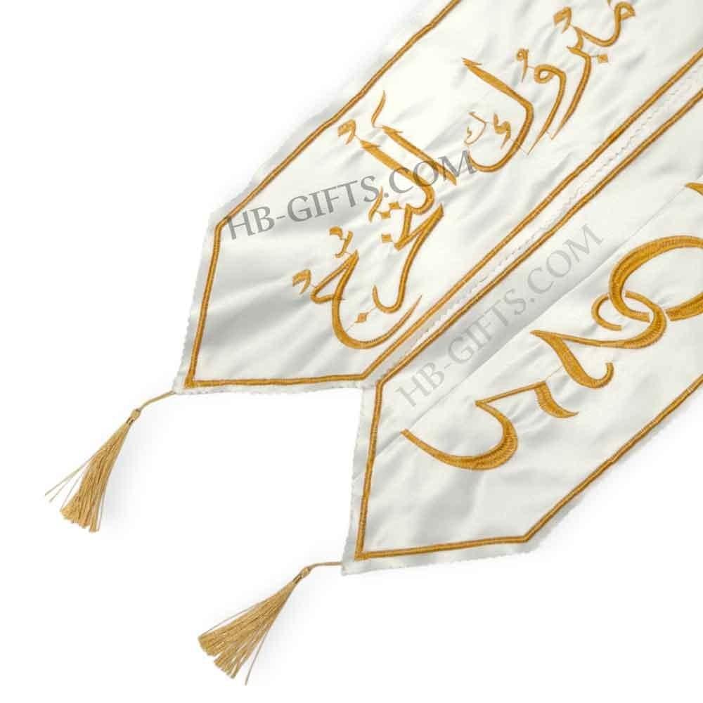 ابيض مطرر باللون الذهبي