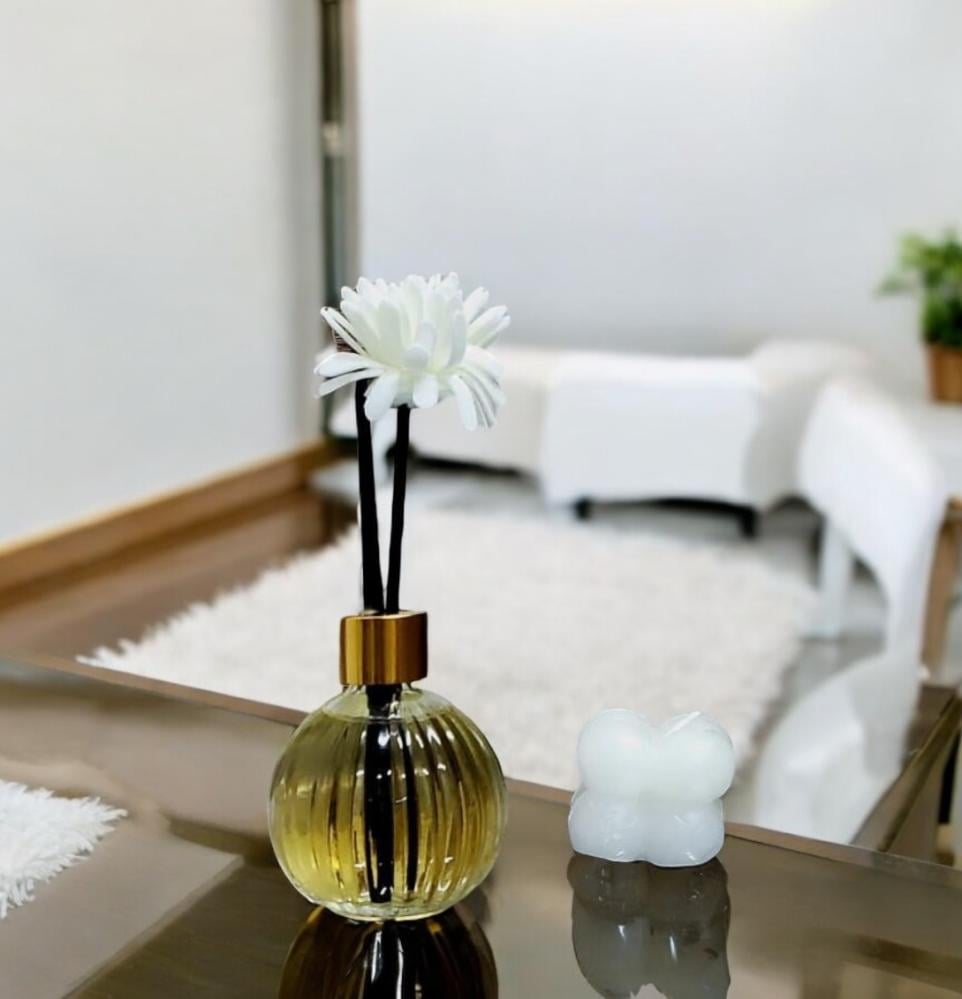 مجموعة (12) من فواحات عطرية برائحة اللافندر ومعها شمعة بابلز باللون الابيض