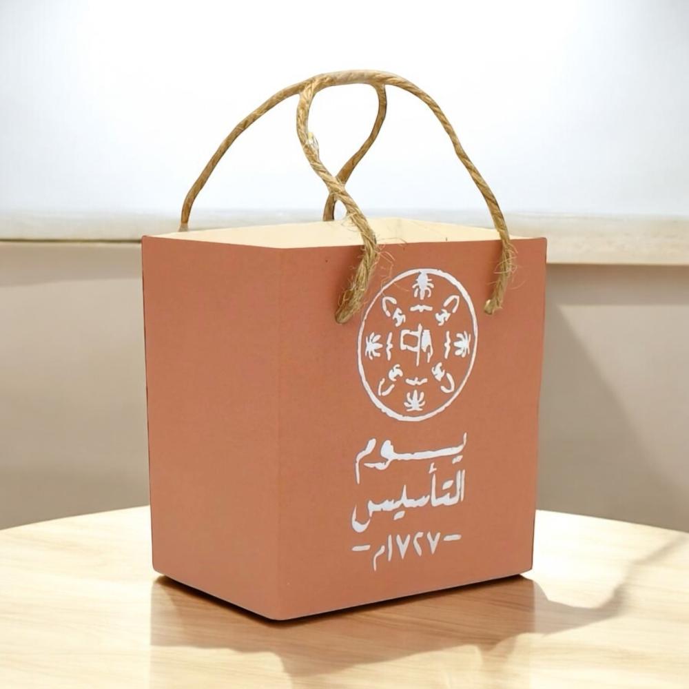مجموعة من 12 قطعة من أكياس لتوزيعات يوم التأسيس باللون البني