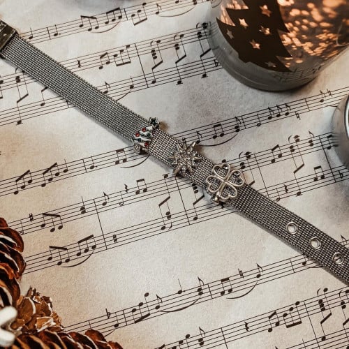 سوارة مزينه بشجرة الكريسماس