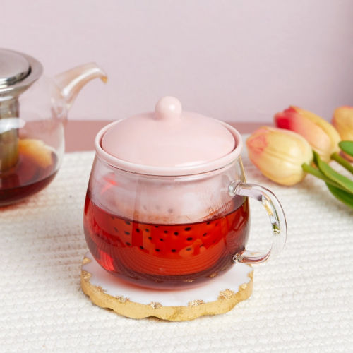 كوب زجاجي بمصفاه باللون الوردي