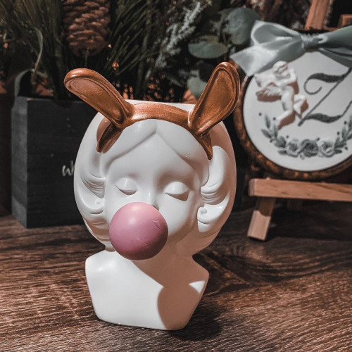 ‎تحفة بنت مبتهجة باللون الابيض