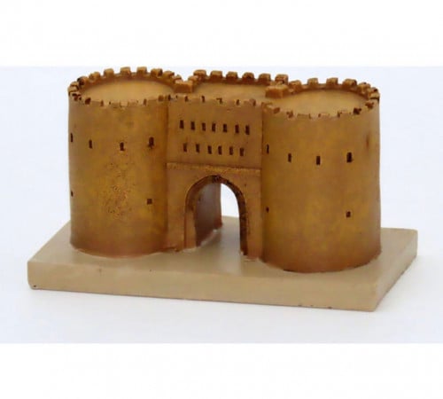 تحفة على شكل باب قلعة