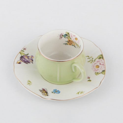 فنجان للقهوة التركيه او الاسبيرسو مع صحن اخضر فاتح