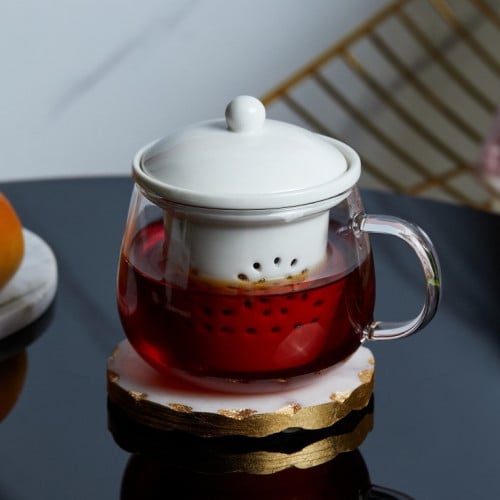 كوب زجاجي بمصفاه باللون الابيض