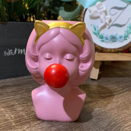 ‎تحفة بنت مبتهجة باللون الوردي