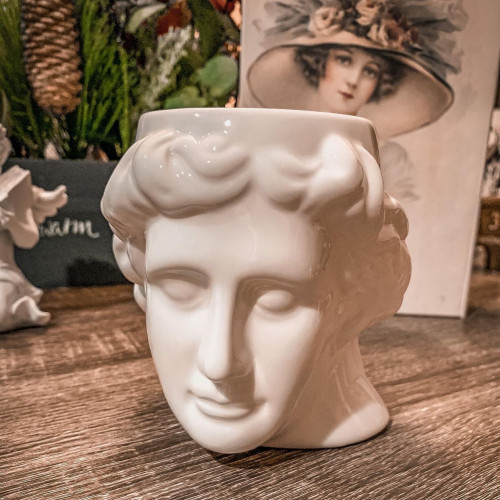 كوب على شكل مجسم ديفيد