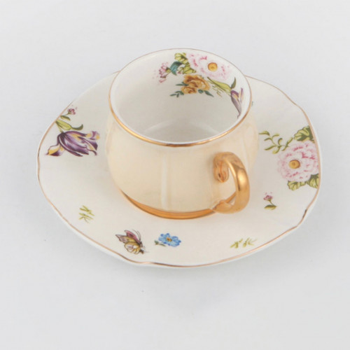 فنجان للقهوة التركيه او الاسبيرسو مع صحن ذهبي