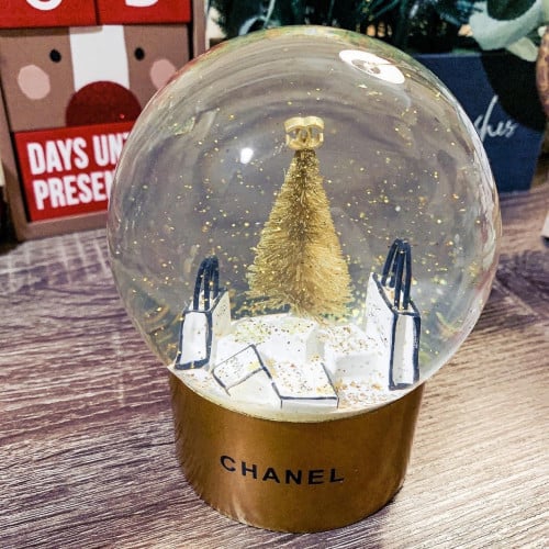 بلورة شانيل باللون الذهبي