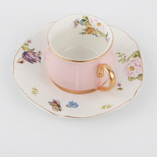 فنجان للقهوة التركيه او الاسبيرسو مع صحن وردي