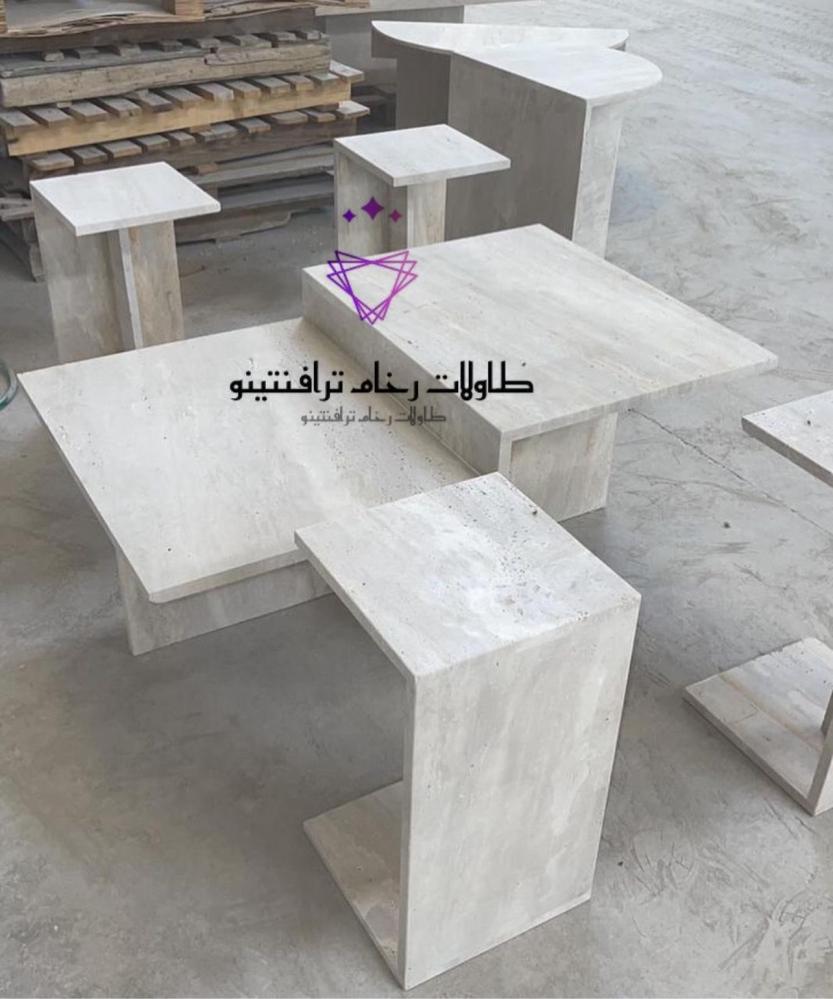 طاولة رخام مع الخدمة