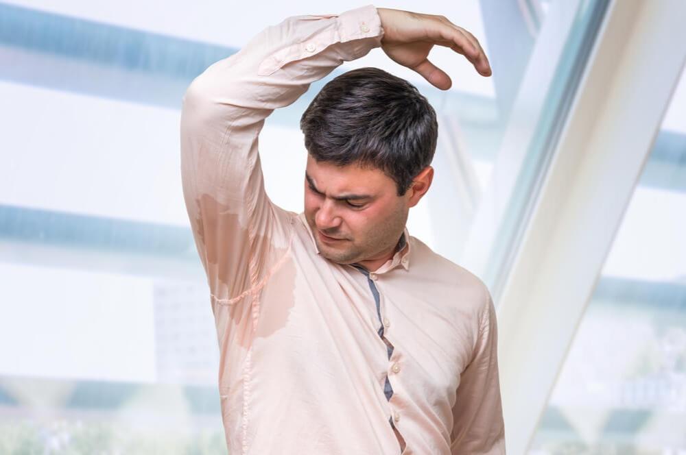 كيف تتخلص من بقع العرق تحت الإبط؟ طرق عملية وحل وقائي