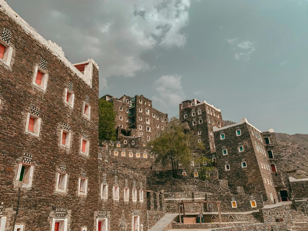 رجال ألمع، لوحة فنية تسحر أنظارك