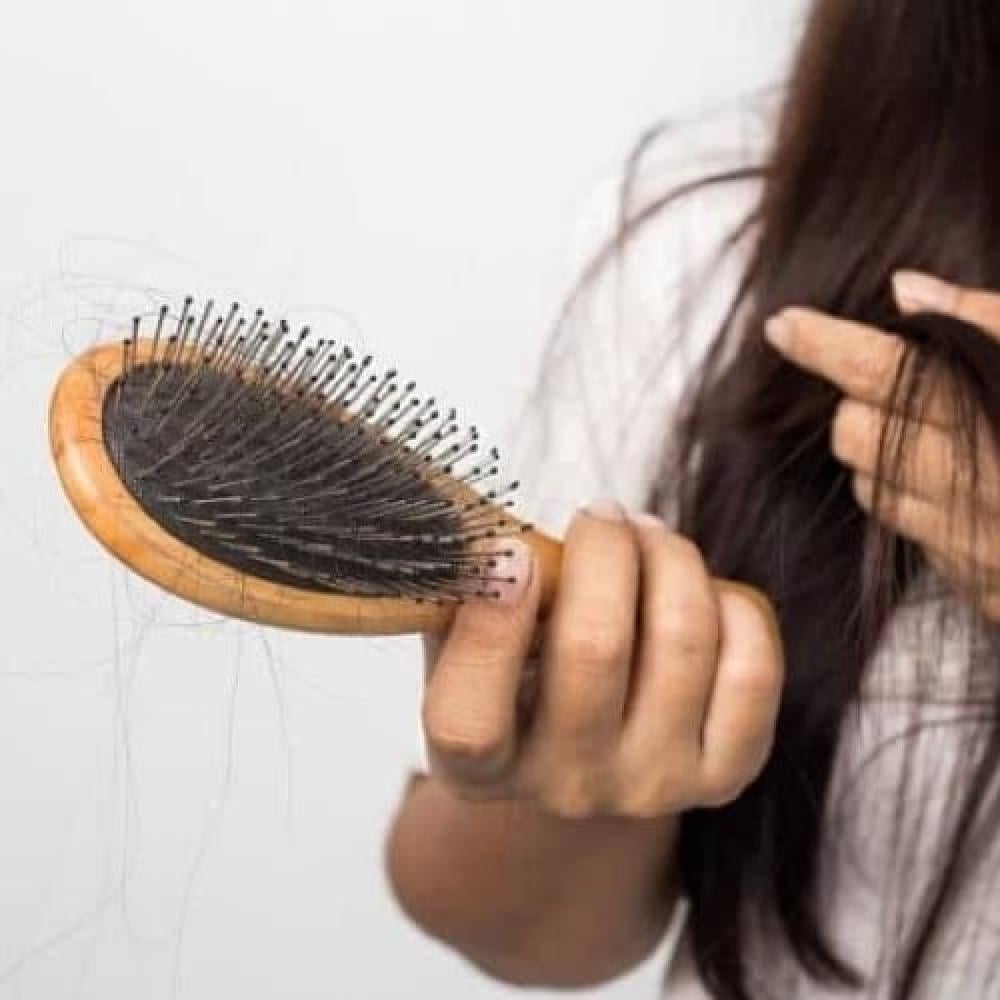 أسباب تساقط الشعر بغزارة  هل الليزر المنزلي يتسبب في تساقط شعر الرأس
