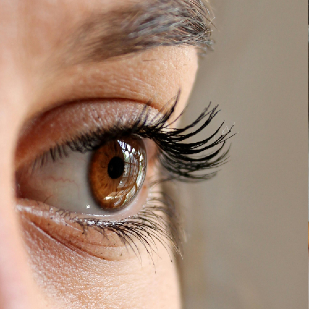 تأثير الليزر المنزلي على رموش العين معتمداً على آراء الخبراء والدراسات