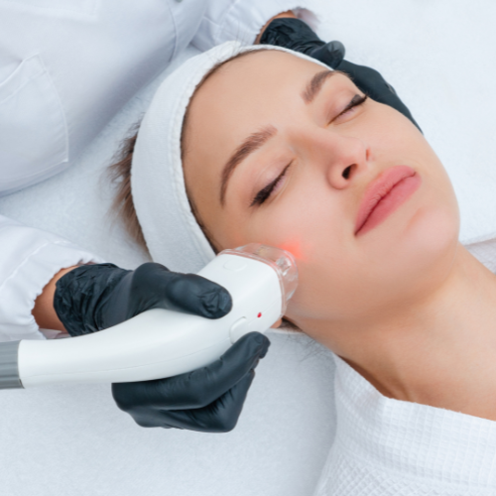 مقارنة شاملة بين الليزر المنزلي وليزر العيادات لإزالة الشعر: