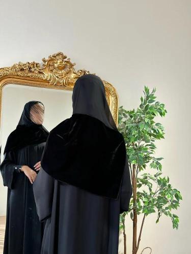 طرخة نصفها مخمل و النصف الاخر شيفون