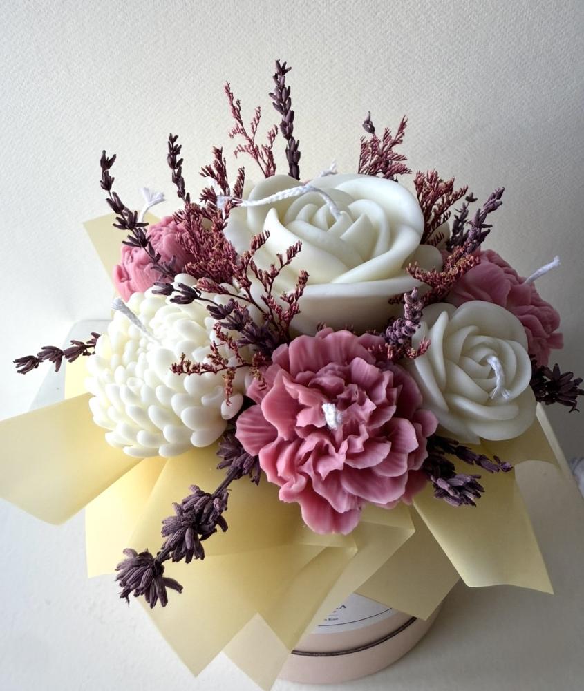 باقة شموع في بوكس ورقي صغير