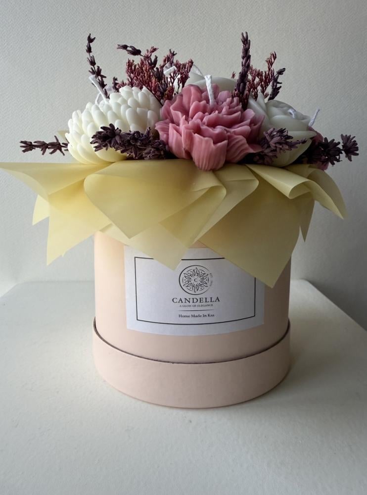 باقة شموع في بوكس ورقي صغير