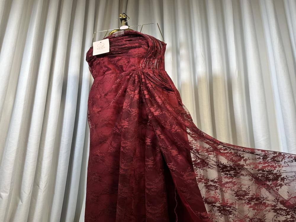 فستان سهرة عودي دانتيل بتصميم أنثوي فاخر فستان سهرة عودي دانتيل بتصميم أنثوي فاخر