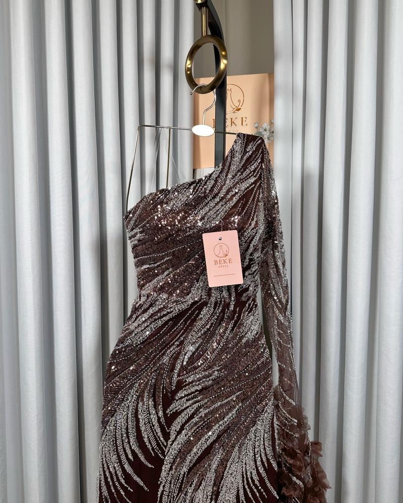 فستان سهرة بني مطرز بكتف واحد مع كم طويل شفاف فستان سهرة بني مطرز بكتف واحد مع كم طويل شفاف