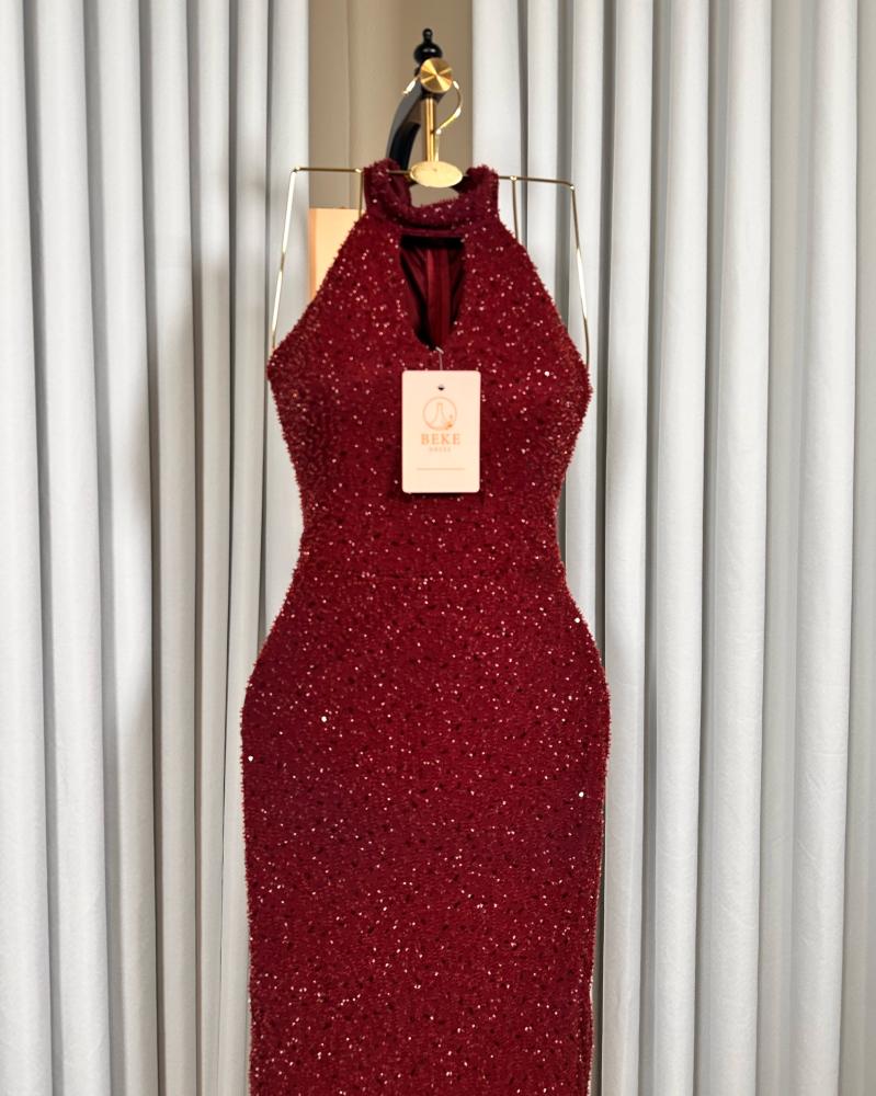 فستان سهرة برغندي برقبة عالية وفتحة أمامية صغيرة فستان سهرة برغندي برقبة عالية وفتحة أمامية صغيرة