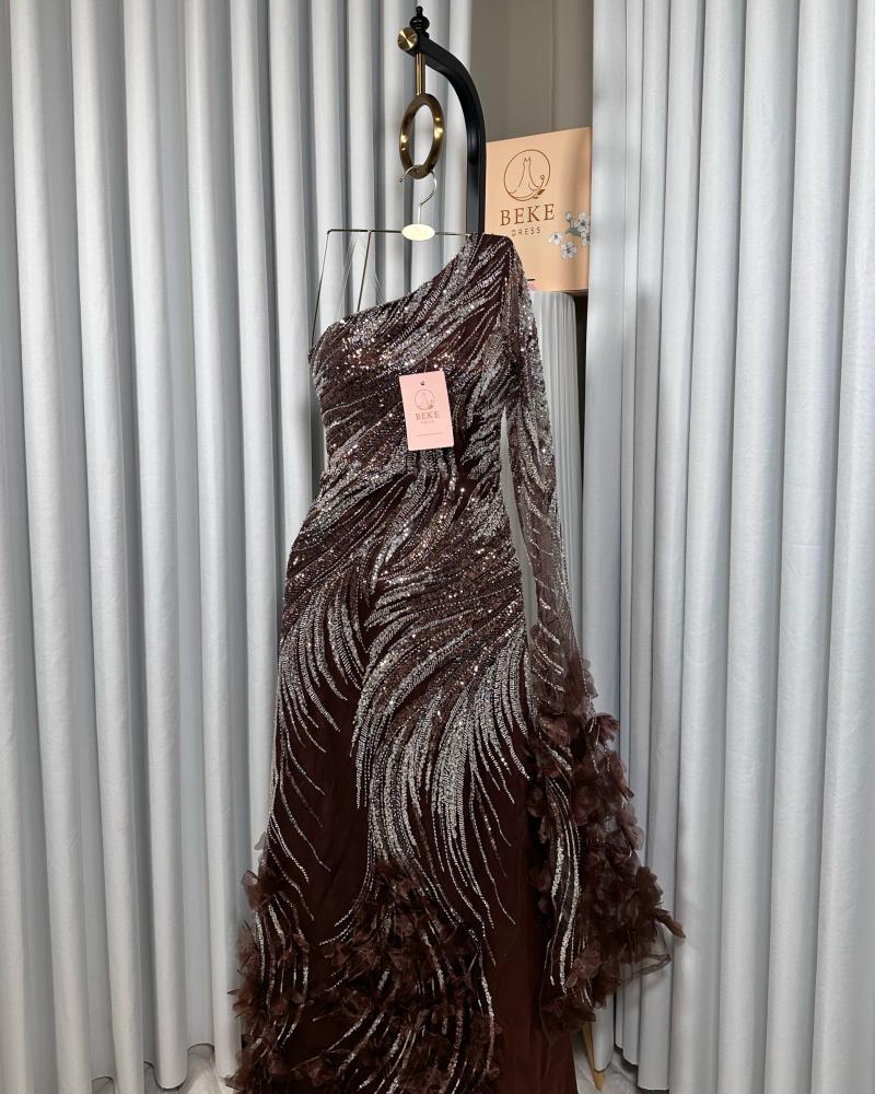 فستان سهرة بني مطرز بكتف واحد مع كم طويل شفاف فستان سهرة بني مطرز بكتف واحد مع كم طويل شفاف