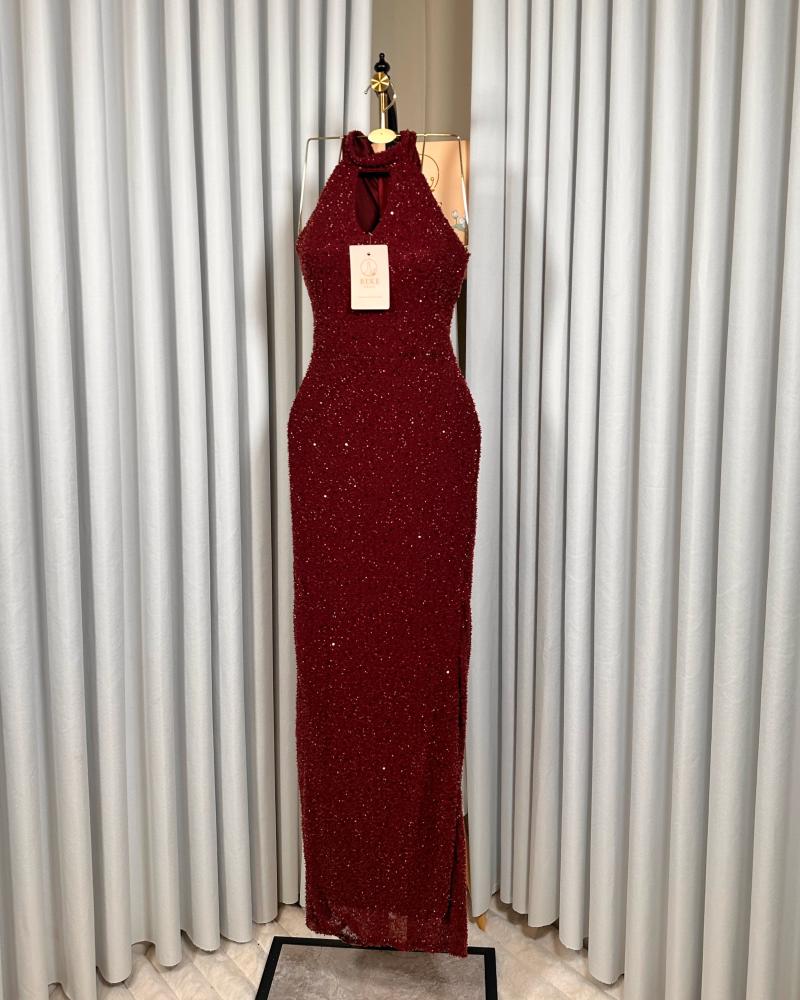 فستان سهرة برغندي برقبة عالية وفتحة أمامية صغيرة فستان سهرة برغندي برقبة عالية وفتحة أمامية صغيرة