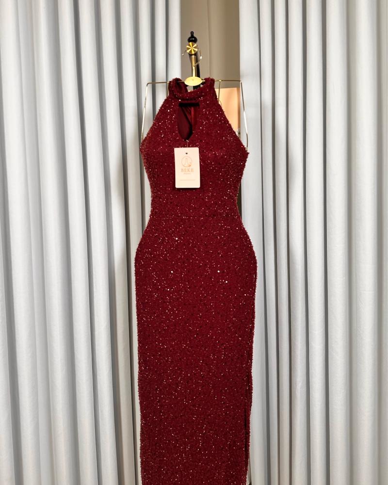 فستان سهرة برغندي برقبة عالية وفتحة أمامية صغيرة فستان سهرة برغندي برقبة عالية وفتحة أمامية صغيرة