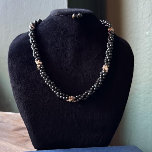 طقم عقد وأقراط “Lotus Jewellery” الفينتج من 1990م