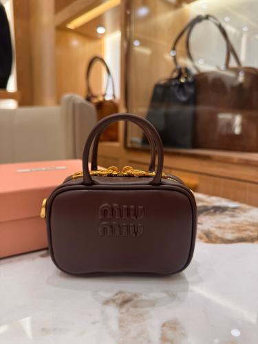 تعليقة Miu Miu