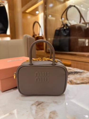 تعليقة Miu Miu