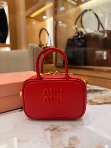 تعليقة Miu Miu