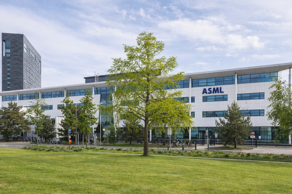ASML: القصة الكاملة للاعب الضوء الذي أعاد تشكيل التكنولوجيا العالمية