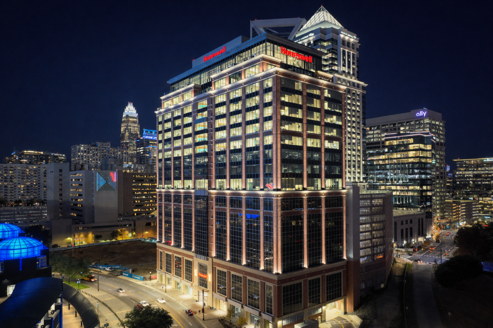 قصة نجاح شركة هانيويل: كيف أعادت شركة صناعية عريقة تعريف نفسها بين الأتمتة والطيران والاستدامة